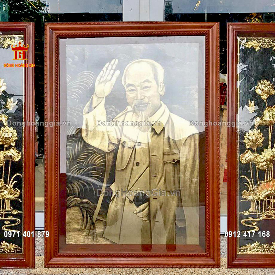 Từng đường nét trên bức tranh Bác Hồ hoa sen được chạm khắc tỉ mỉ và tinh xảo